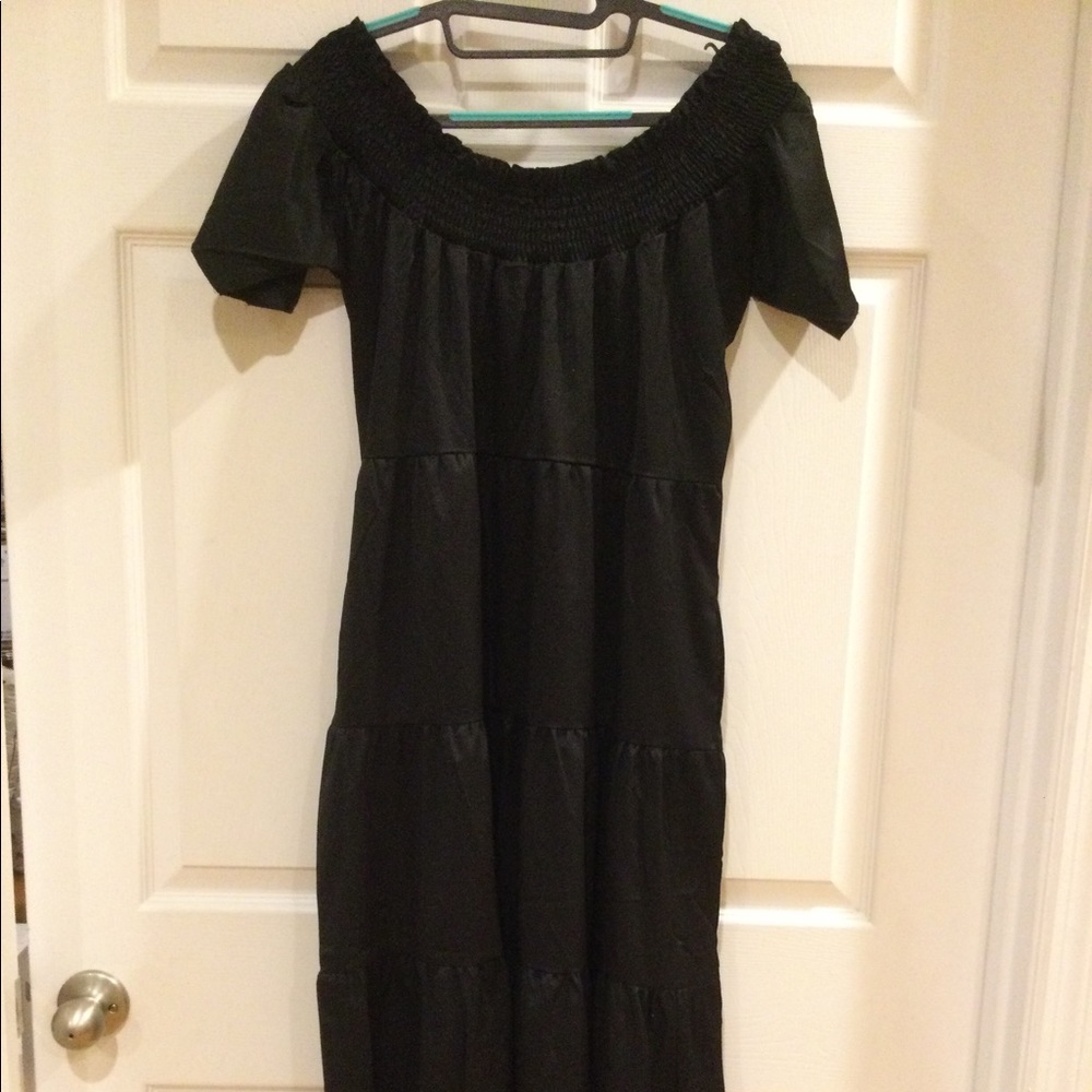 Black dress that can be worn off the shoulders